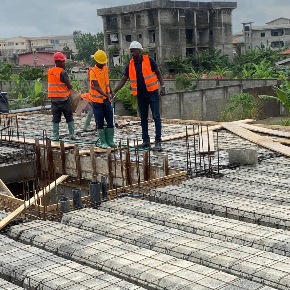Coulage d'une dalle béton sur chantier